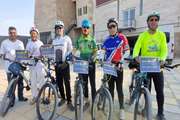تحویل پلاکارد گرامیداشت 14 مهر روز ملی دامپزشکی به دوچرخه سواران مهمان دامپزشکی خراسان شمالی